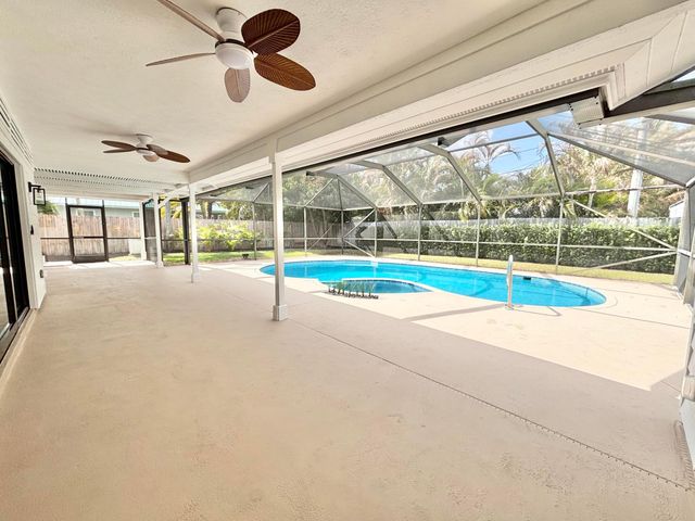 14 SE Paddock Circle, Jupiter, FL 33469