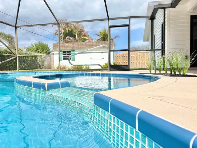 14 SE Paddock Circle, Jupiter, FL 33469