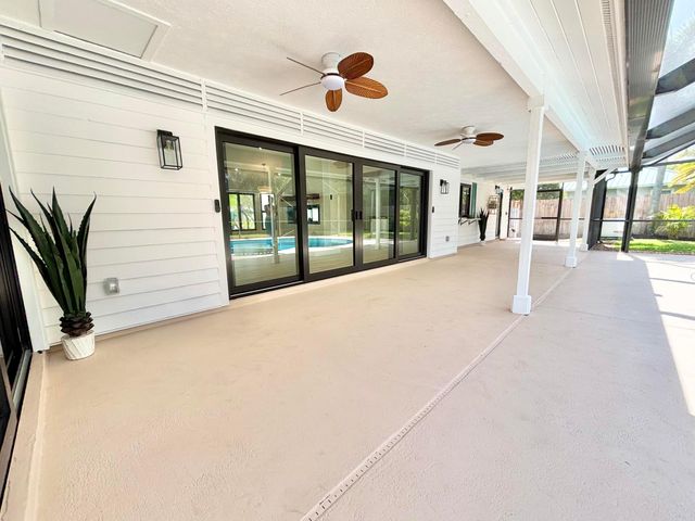 14 SE Paddock Circle, Jupiter, FL 33469