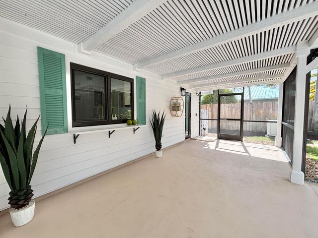 14 SE Paddock Circle, Jupiter, FL 33469