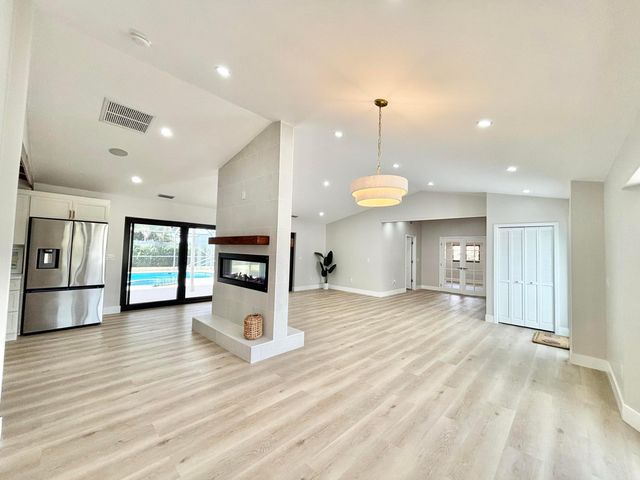 14 SE Paddock Circle, Jupiter, FL 33469