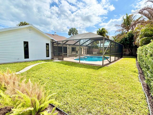 14 SE Paddock Circle, Jupiter, FL 33469