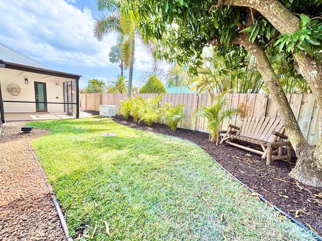 14 SE Paddock Circle, Jupiter, FL 33469