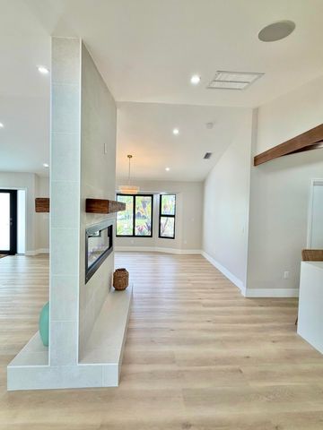 14 SE Paddock Circle, Jupiter, FL 33469