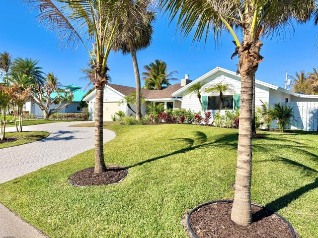 14 SE Paddock Circle, Jupiter, FL 33469