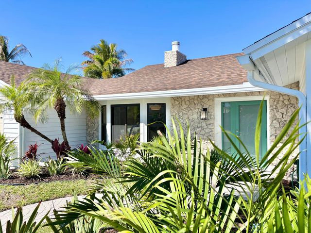 14 SE Paddock Circle, Jupiter, FL 33469