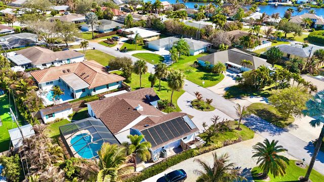 14 SE Paddock Circle, Jupiter, FL 33469