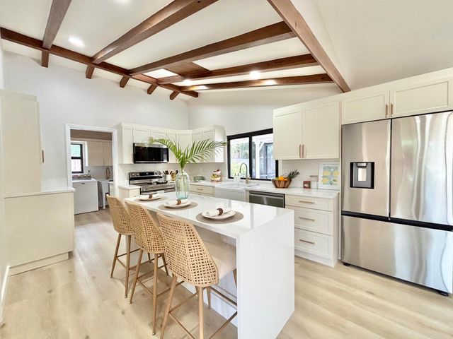 14 SE Paddock Circle, Jupiter, FL 33469