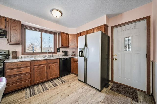 2202 Crestview Drive, Eau Claire, WI 54703