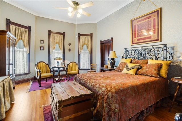 300 W 6th Street, Bonham, TX 75418