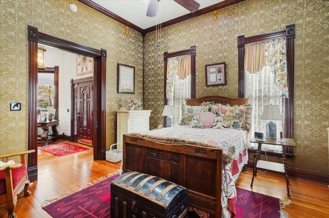 300 W 6th Street, Bonham, TX 75418