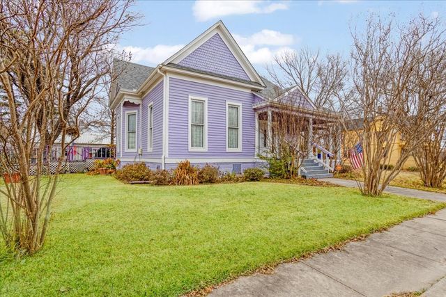 300 W 6th Street, Bonham, TX 75418