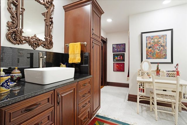 300 W 6th Street, Bonham, TX 75418