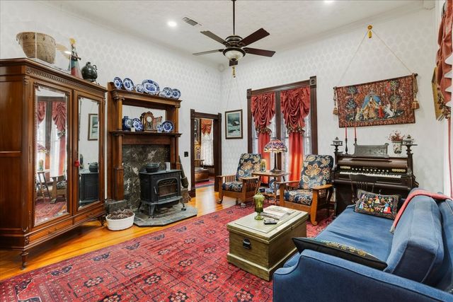 300 W 6th Street, Bonham, TX 75418