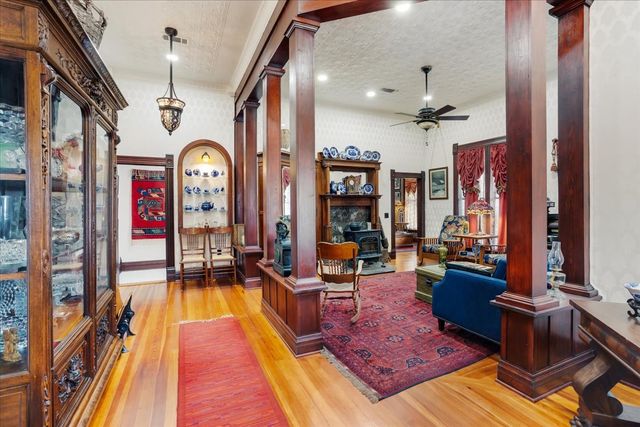 300 W 6th Street, Bonham, TX 75418