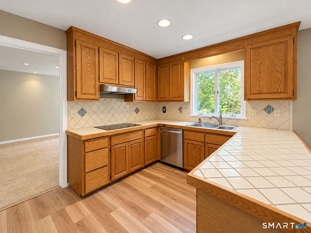 38 Twin Lakes Drive, Waterford, CT 06385