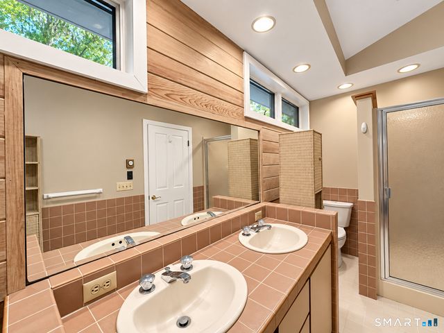 38 Twin Lakes Drive, Waterford, CT 06385