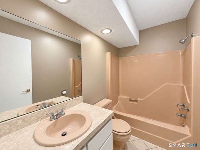 38 Twin Lakes Drive, Waterford, CT 06385