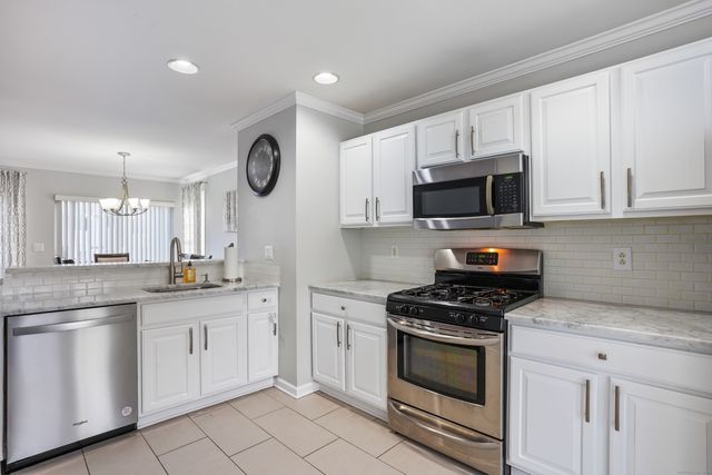 1406 Pinnacle Way 1406, Danbury, CT 06811