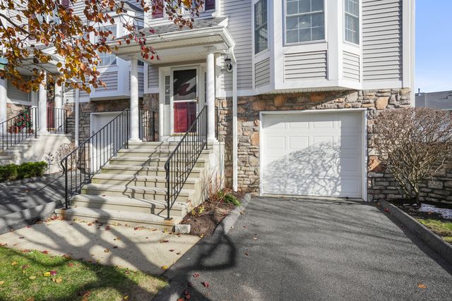 1406 Pinnacle Way 1406, Danbury, CT 06811