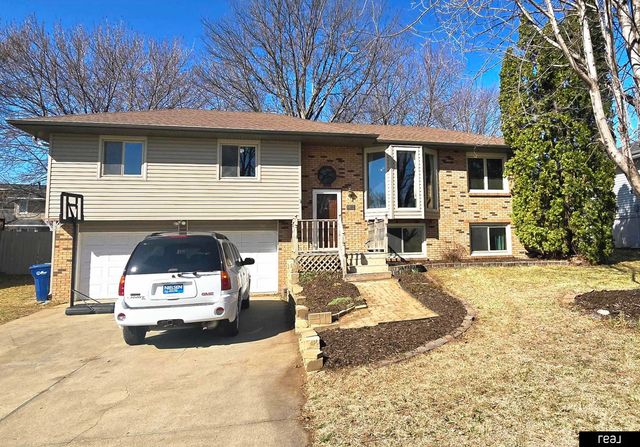 9802 23rd Street, Bellevue, NE 68123