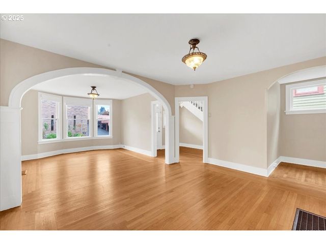 674 11TH St, Astoria, OR 97103