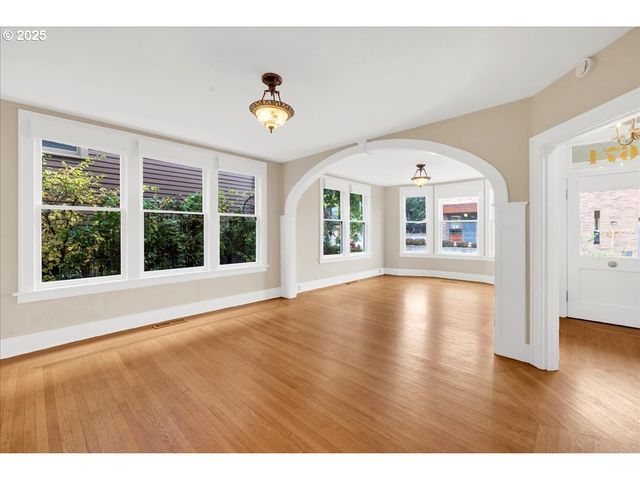 674 11TH St, Astoria, OR 97103