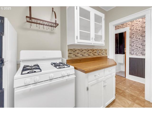 674 11TH St, Astoria, OR 97103