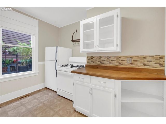 674 11TH St, Astoria, OR 97103