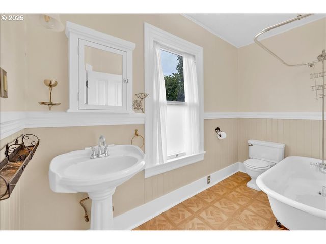 674 11TH St, Astoria, OR 97103