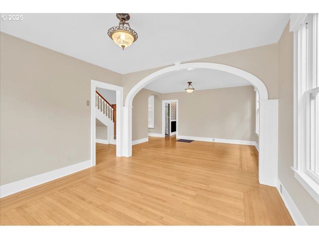 674 11TH St, Astoria, OR 97103