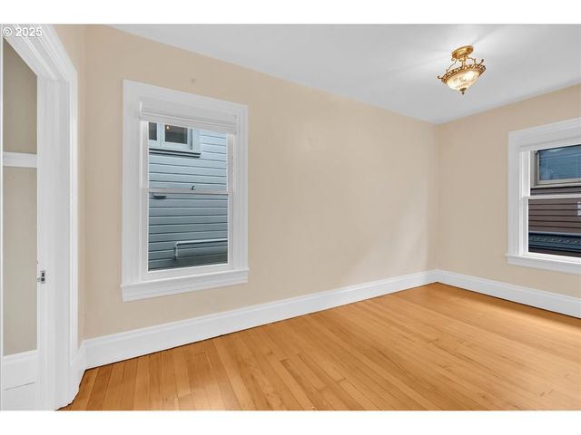 674 11TH St, Astoria, OR 97103