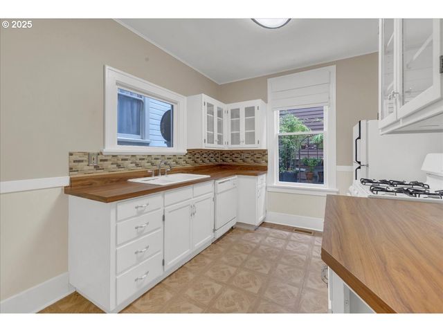 674 11TH St, Astoria, OR 97103