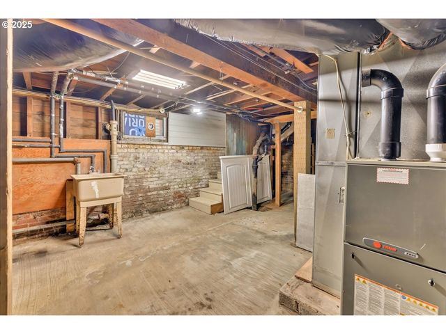 674 11TH St, Astoria, OR 97103