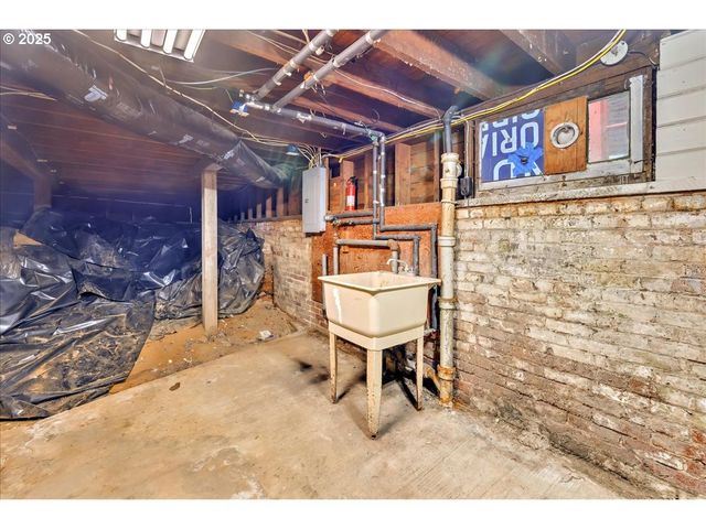 674 11TH St, Astoria, OR 97103