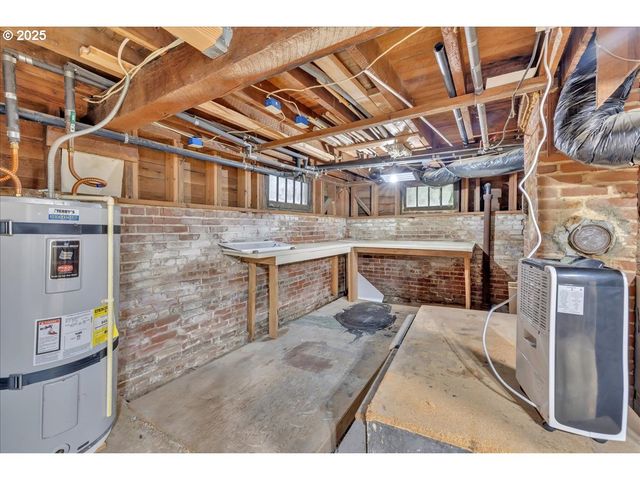 674 11TH St, Astoria, OR 97103