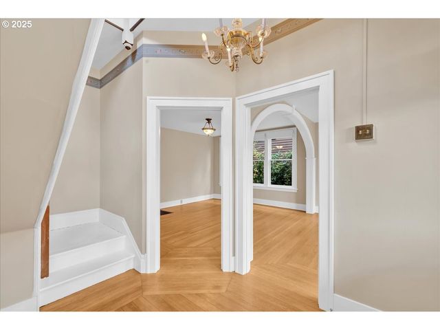 674 11TH St, Astoria, OR 97103