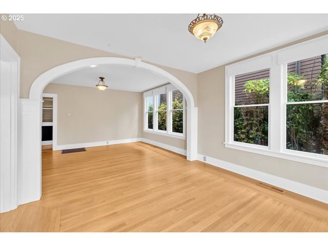 674 11TH St, Astoria, OR 97103