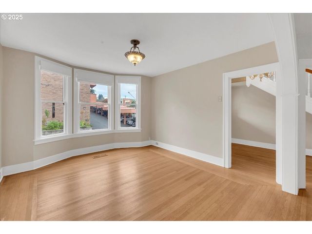 674 11TH St, Astoria, OR 97103