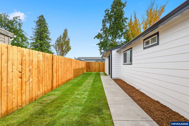 400 Church St, Amity, OR 97101