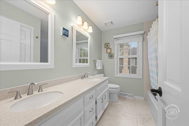 202 Windsor Circle, St. Charles, IL 60175
