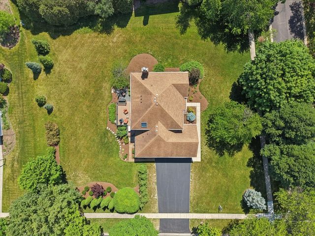 202 Windsor Circle, St. Charles, IL 60175