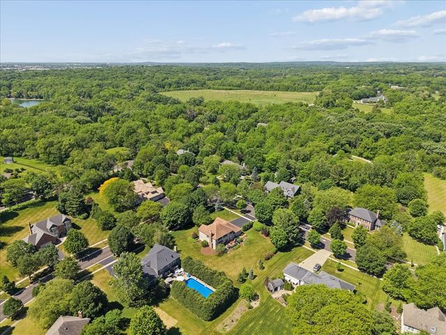 202 Windsor Circle, St. Charles, IL 60175