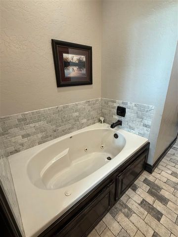 2380 NE 135th St, Lawton, OK 73507