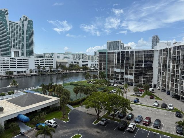 600 Parkview Dr 826, Hallandale Beach, FL 33009