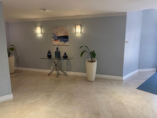 600 Parkview Dr 826, Hallandale Beach, FL 33009