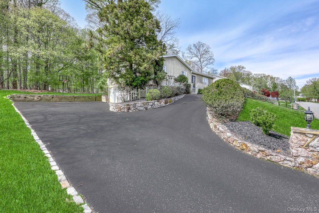 17 Brookline Way, New City, NY 10956