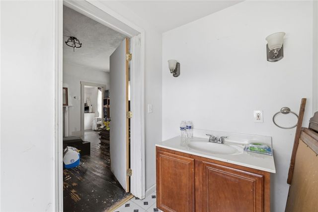 304 Division St, West Mifflin, PA 15122