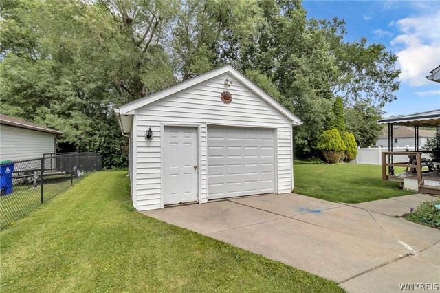 4437 Willow Lane, Hamburg, NY 14075
