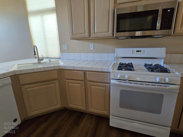 7617 School House Ln, Roseville, CA 95747
